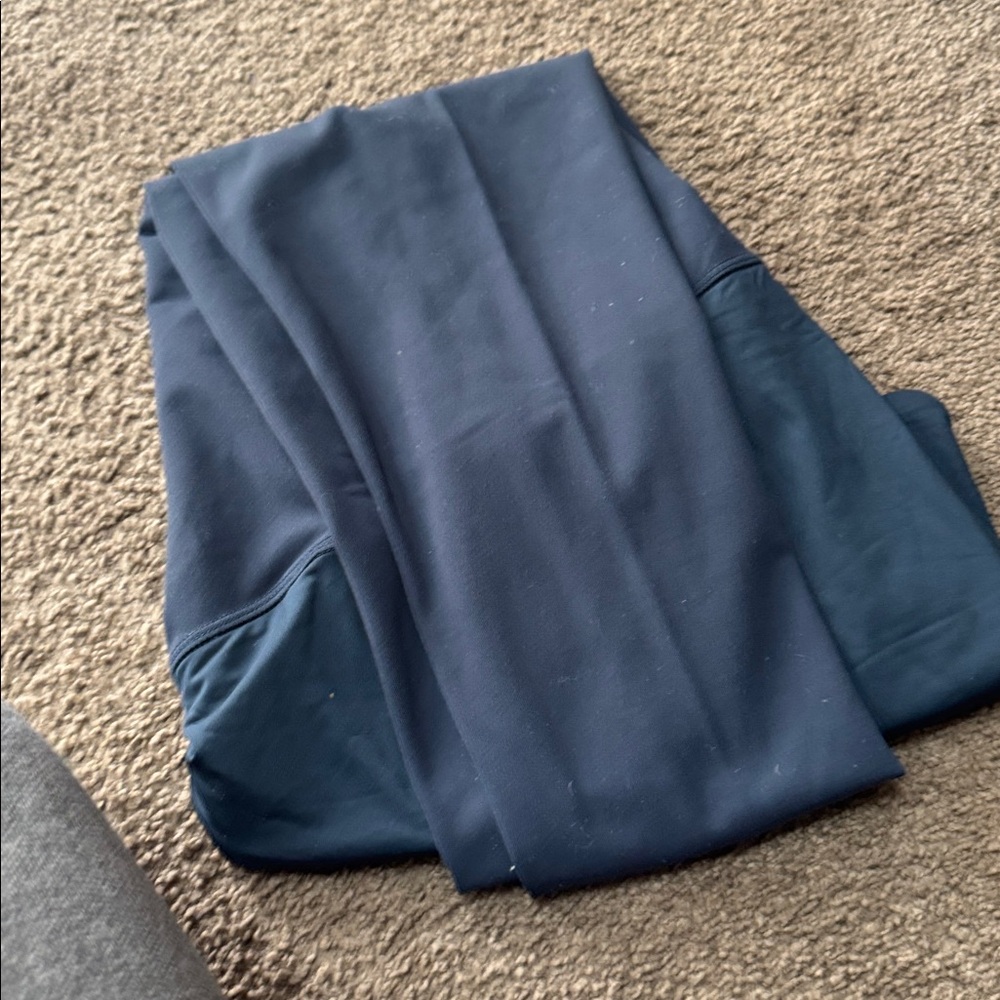 NWT Isabel Maternity by Ingrid & IsabelCrossover Panel Active Leggings, XS NAVY - Picture 6 of 6